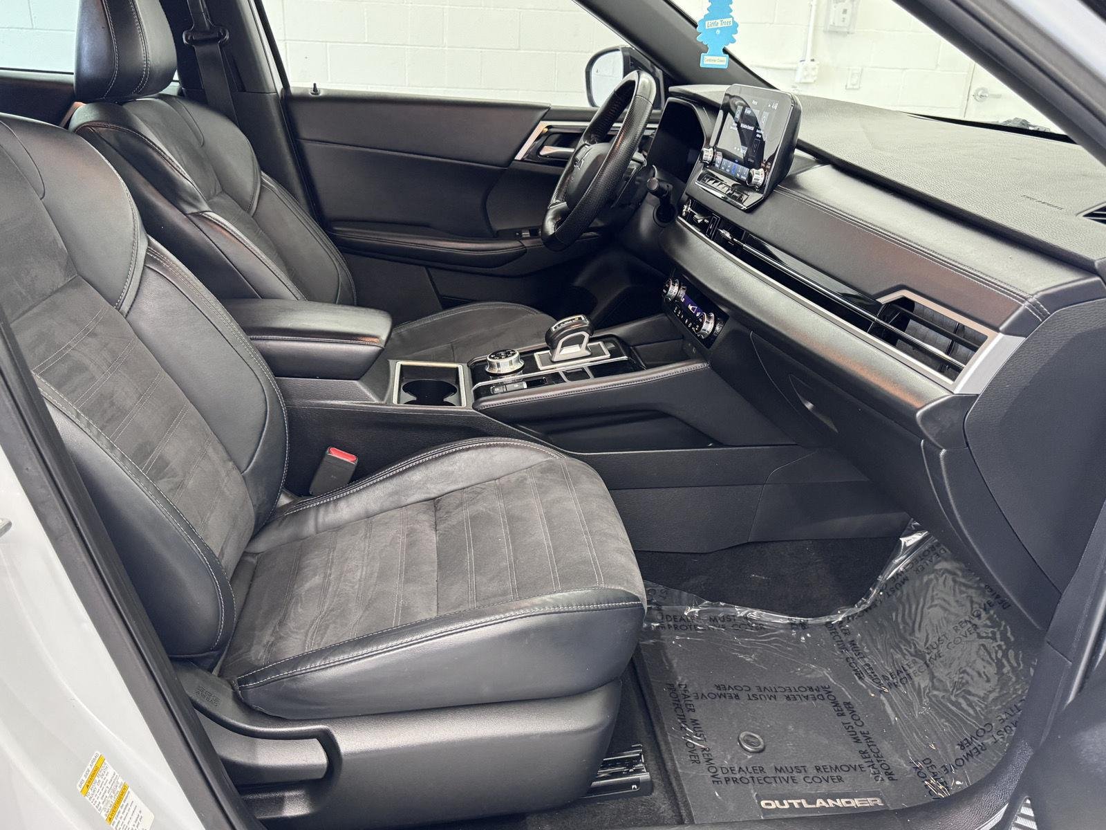 Used 2023 White Diamond Mitsubishi SE Black Edition image 4