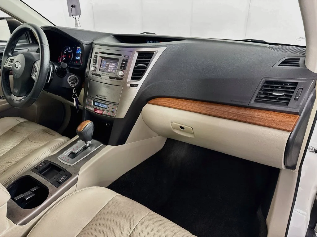 Used 2014 White Subaru 2.5i image 36