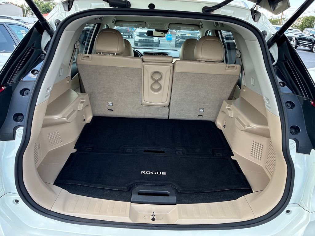 Used 2017 White Nissan SL image 17