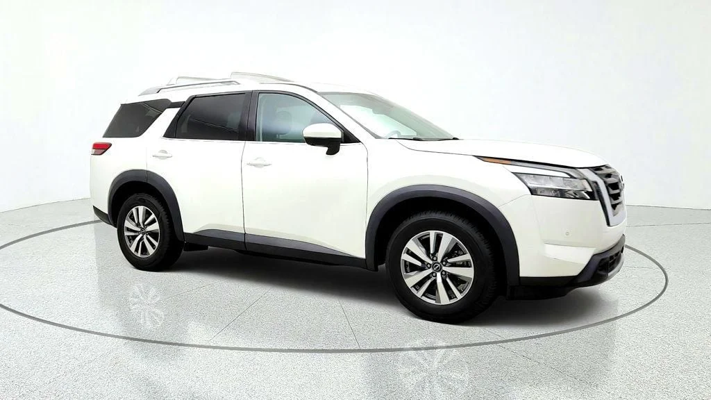 Used 2023 Pearl White Tricoat Nissan SL 4WD image 3