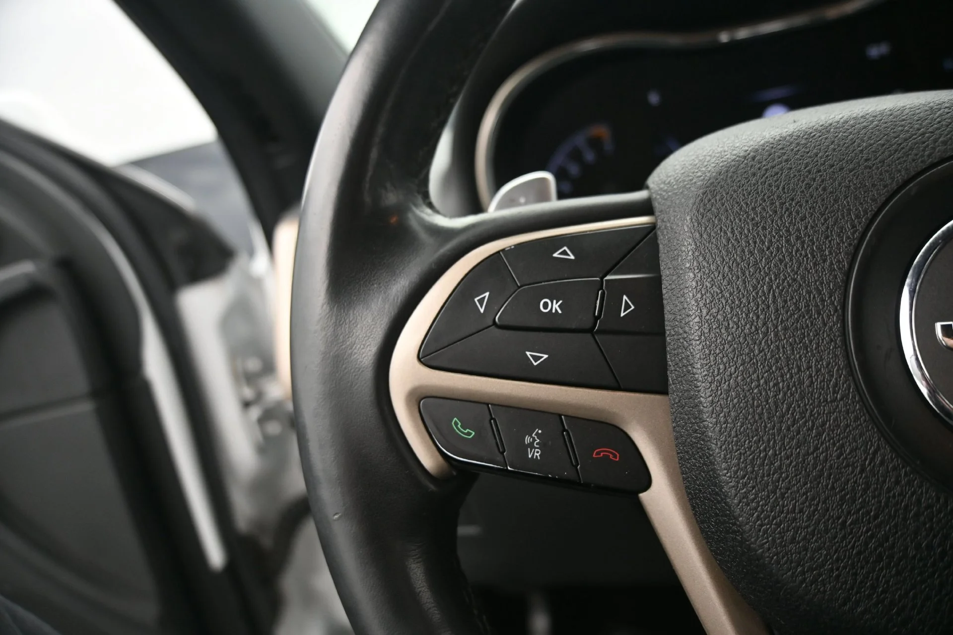 Used 2015 Bright White Clearcoat Jeep Laredo image 22