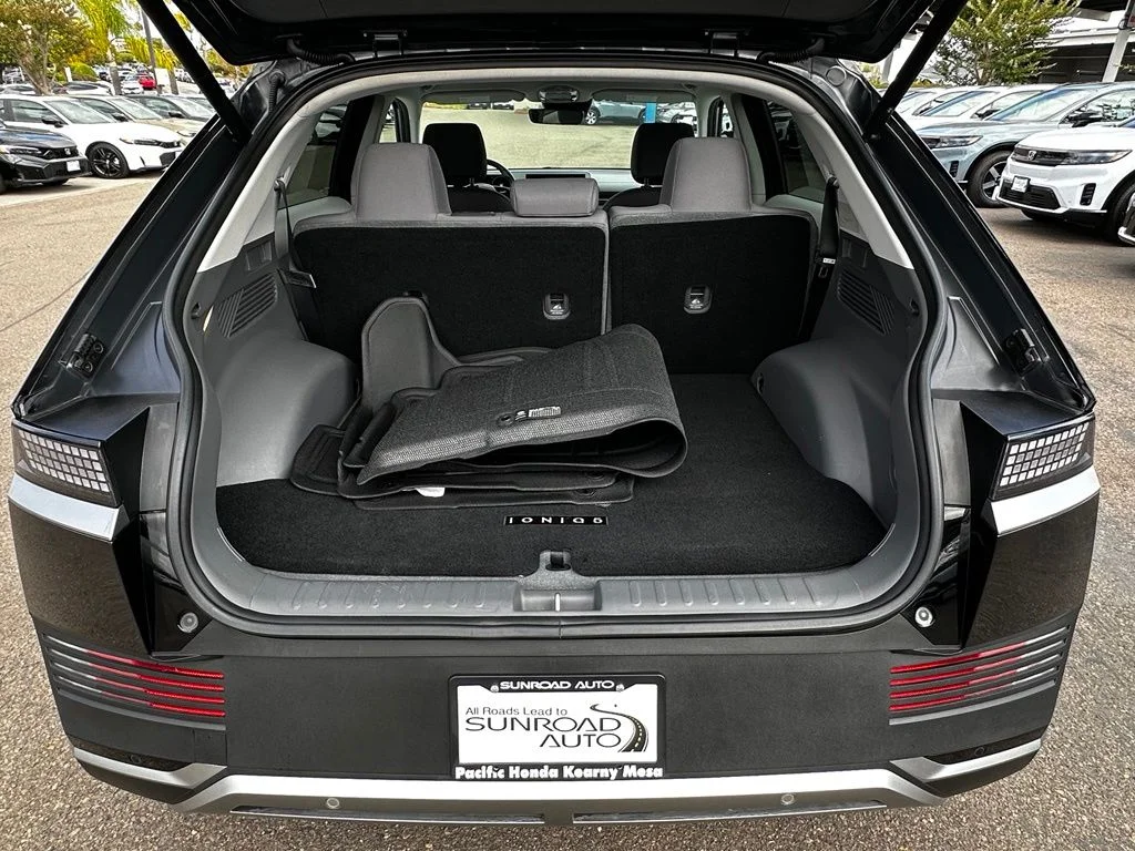 Used 2024 Black Hyundai SEL image 8