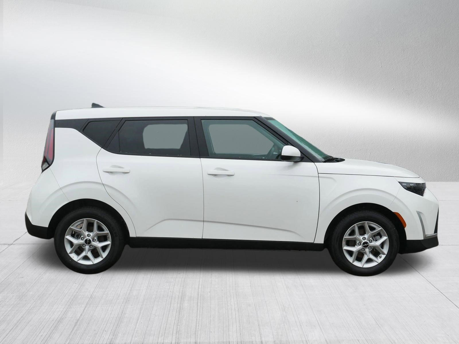 Used 2025  Kia LX image 8