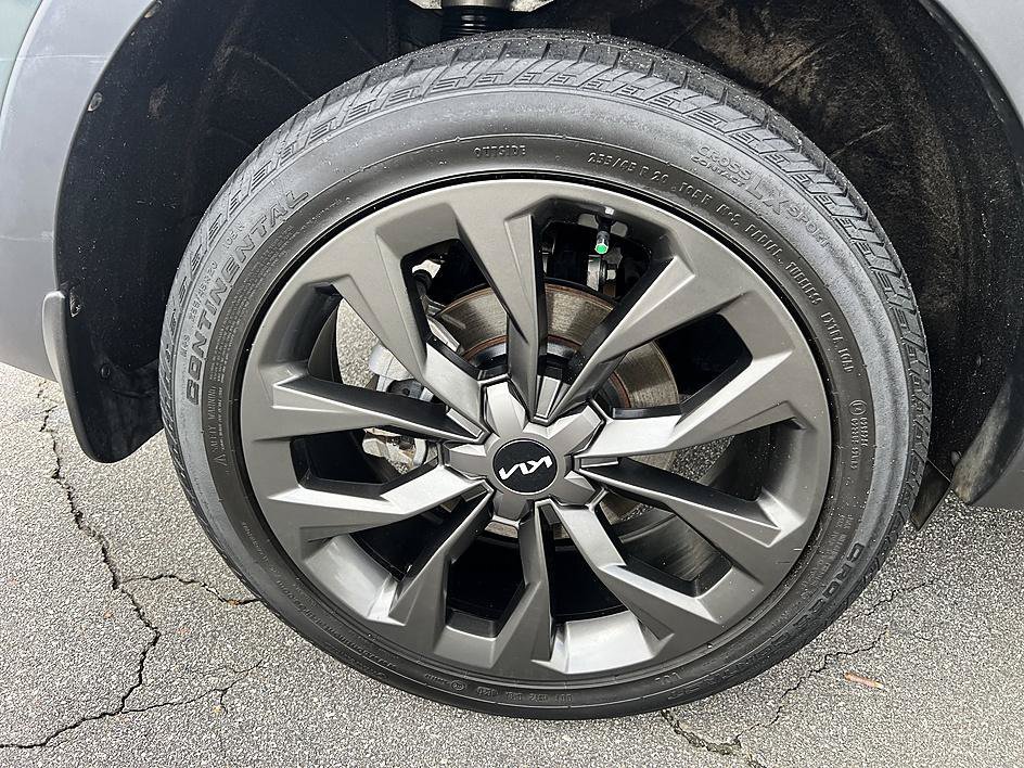 Used 2022 Aruba Green Kia X-Line EX image 11