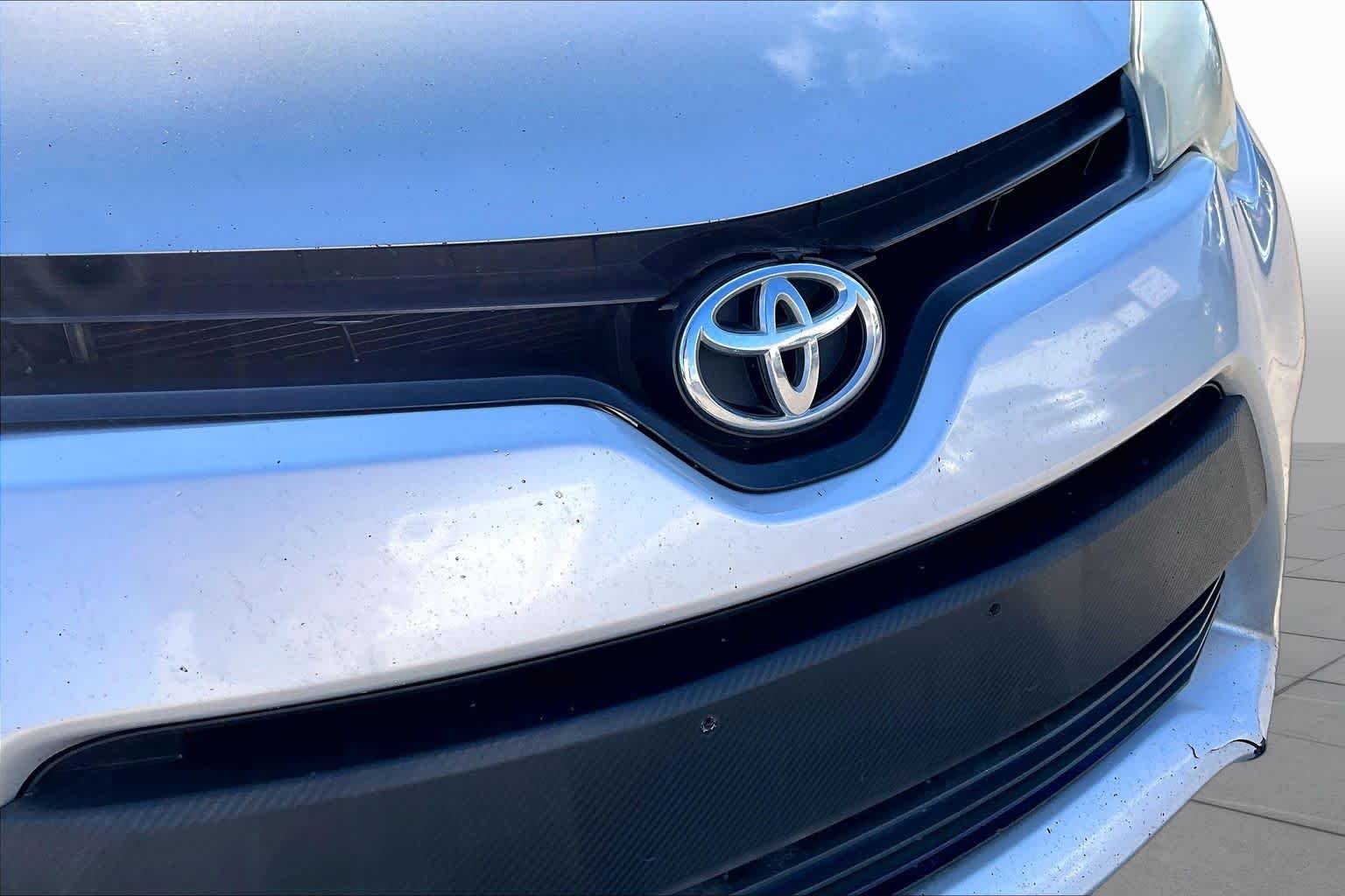 Used 2016 Classic Silver Metallic Toyota L image 29