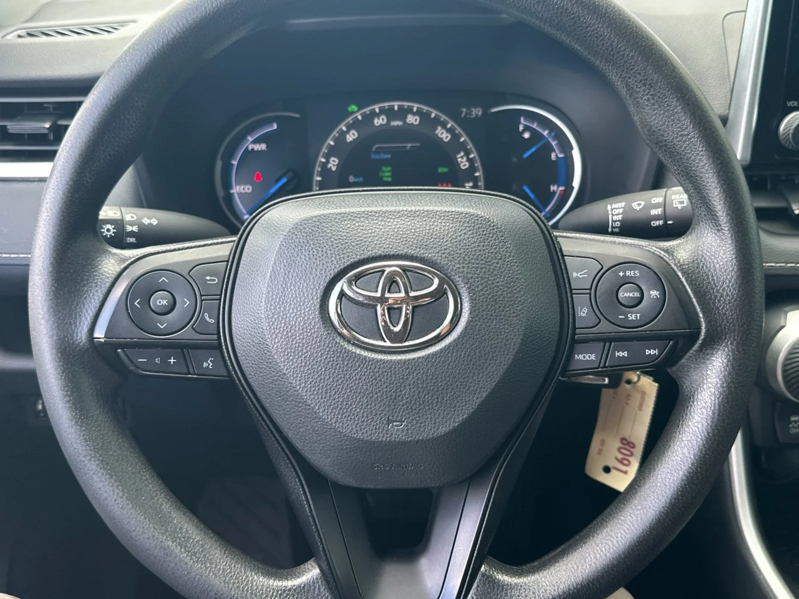 Used 2023 Ice Toyota LE image 22