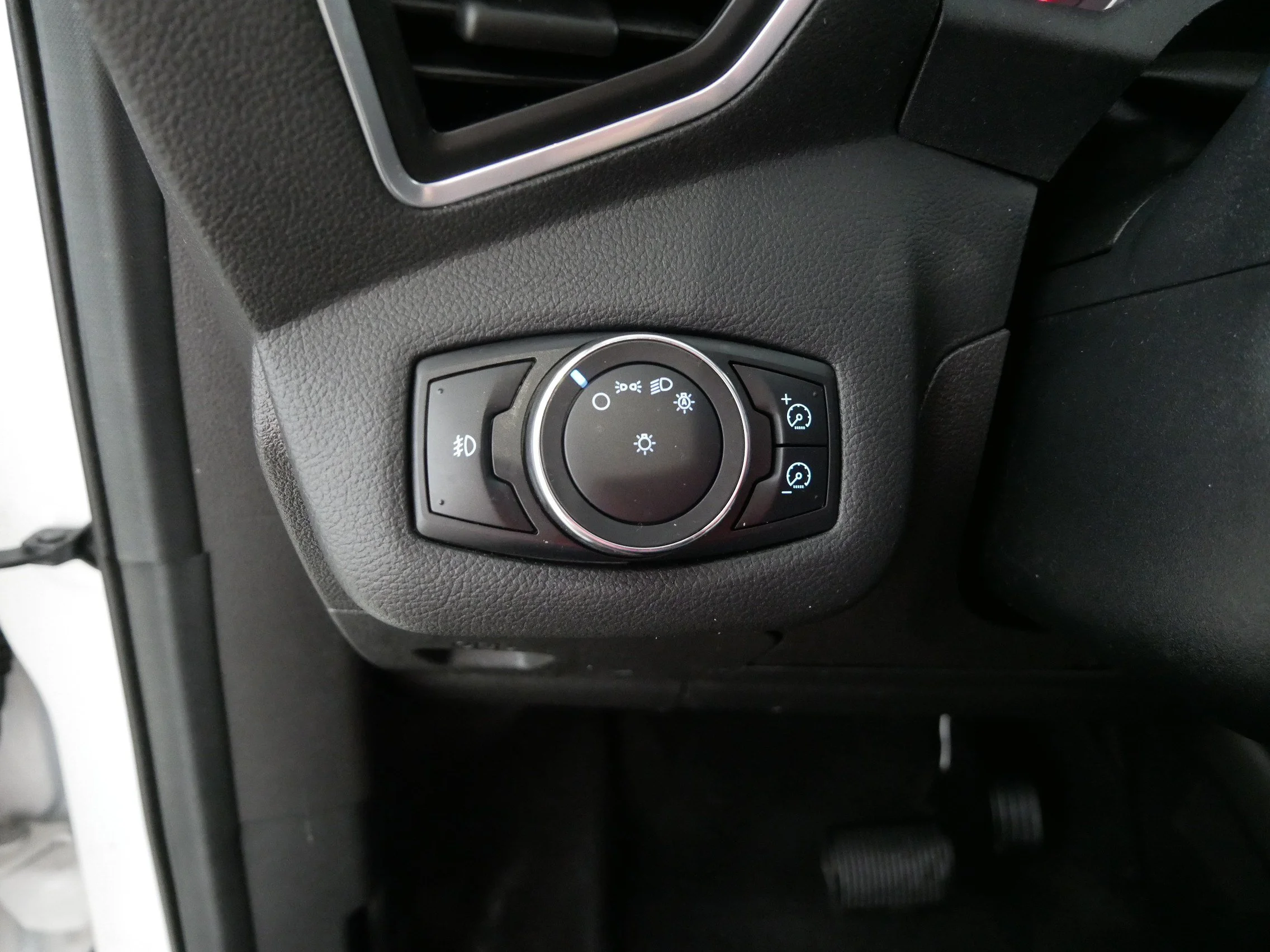 Used 2013 White Platinum Tricoat Ford SEL image 26