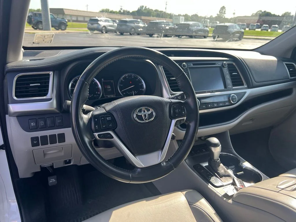 Used 2017 Blizzard Pearl Toyota XLE image 10