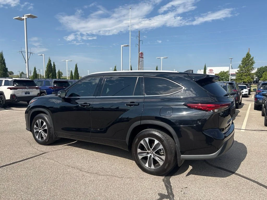 Used 2022 Black Toyota XLE image 6