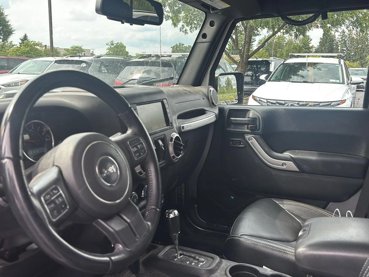 Used 2018 Billet Metallic Jeep Sahara image 7