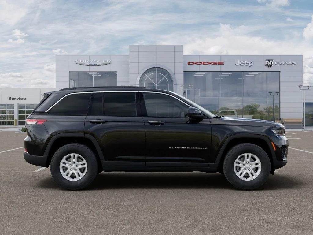 New 2025 Diamond Black Crystal Pearl-Coat Exterior Paint Jeep Laredo image 21