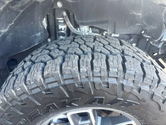 Used 2025 Anvil Clearcoat Jeep Mojave image 6