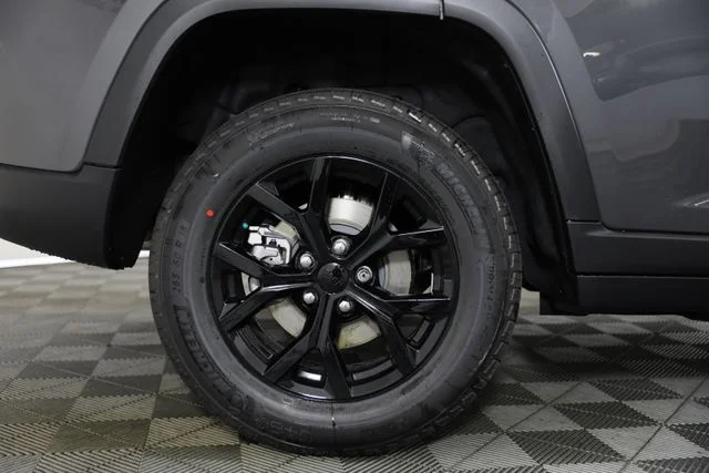 New 2026 Baltic Gray Metallic Clear-Coat Exterior Paint Jeep Altitude image 33