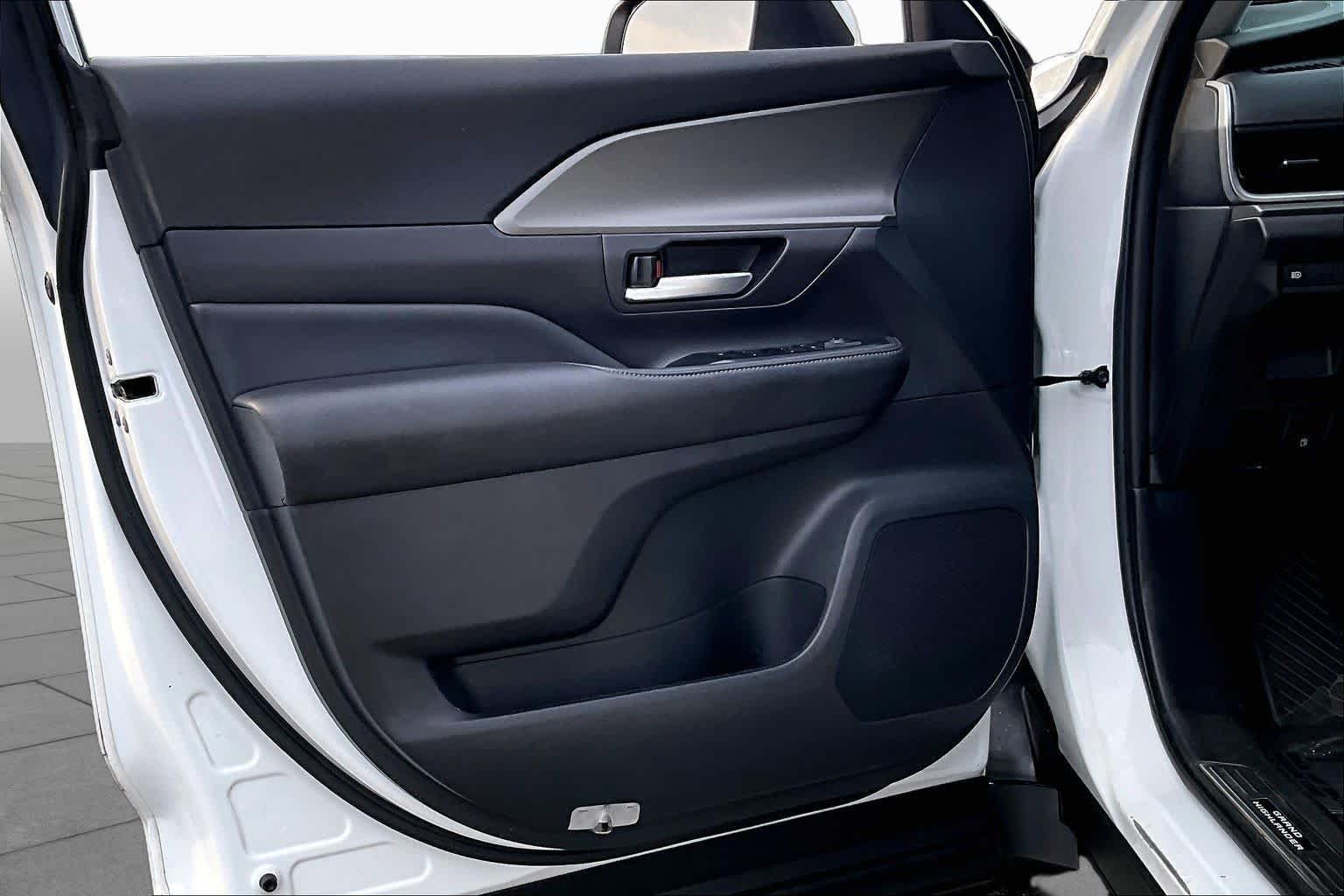 Used 2024 Wind Chill Pearl Toyota XLE image 21