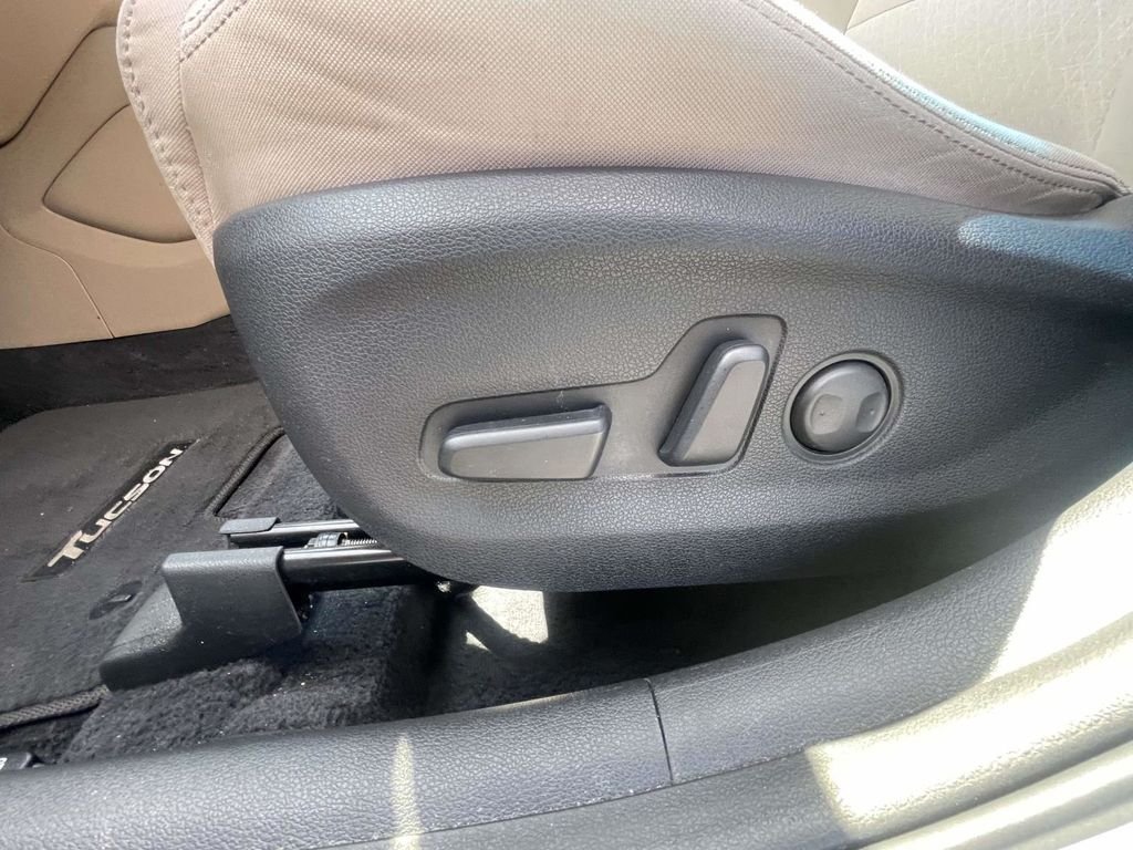 Used 2018 White Hyundai Value image 18