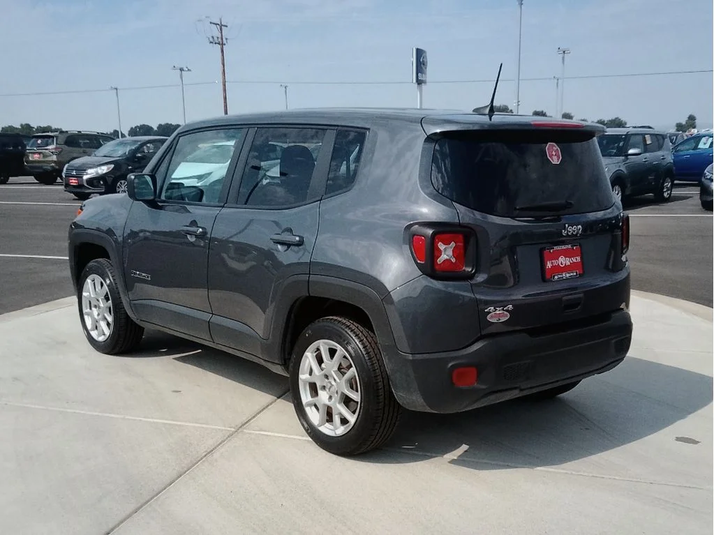 Used 2023 GRAPHITE GRAY Jeep Latitude image 5