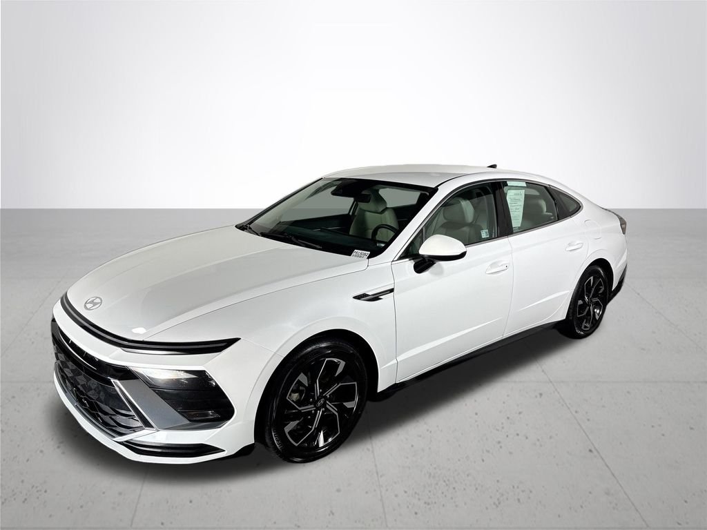 Used 2025 White Hyundai SEL image 2