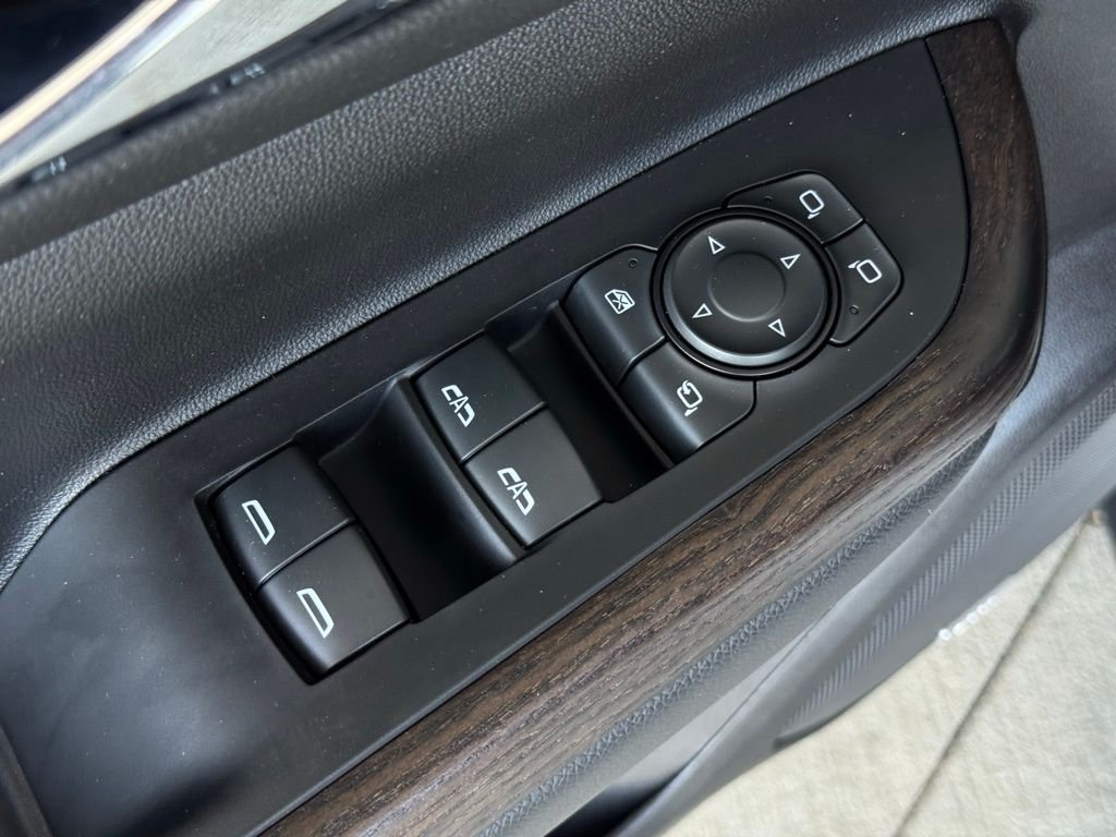 Used 2023 White GMC Denali image 29
