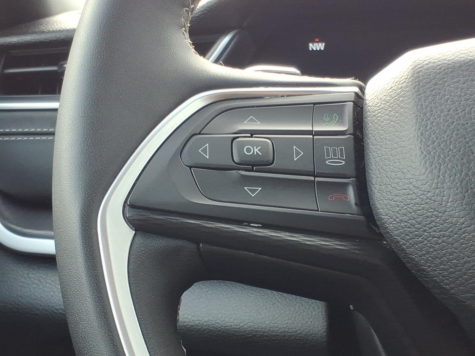 Used 2025 Diamond Black Crystal Pearlcoat Jeep Altitude image 25