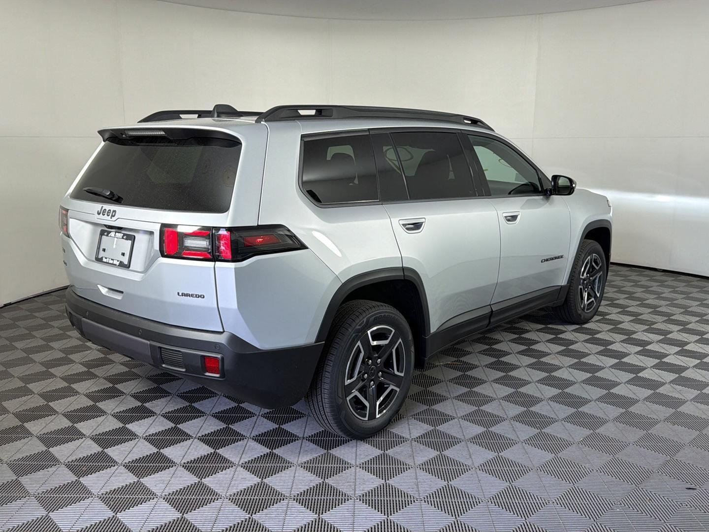 New 2026 Silver Zynith Clear-Coat Exterior Paint Jeep Laredo image 4