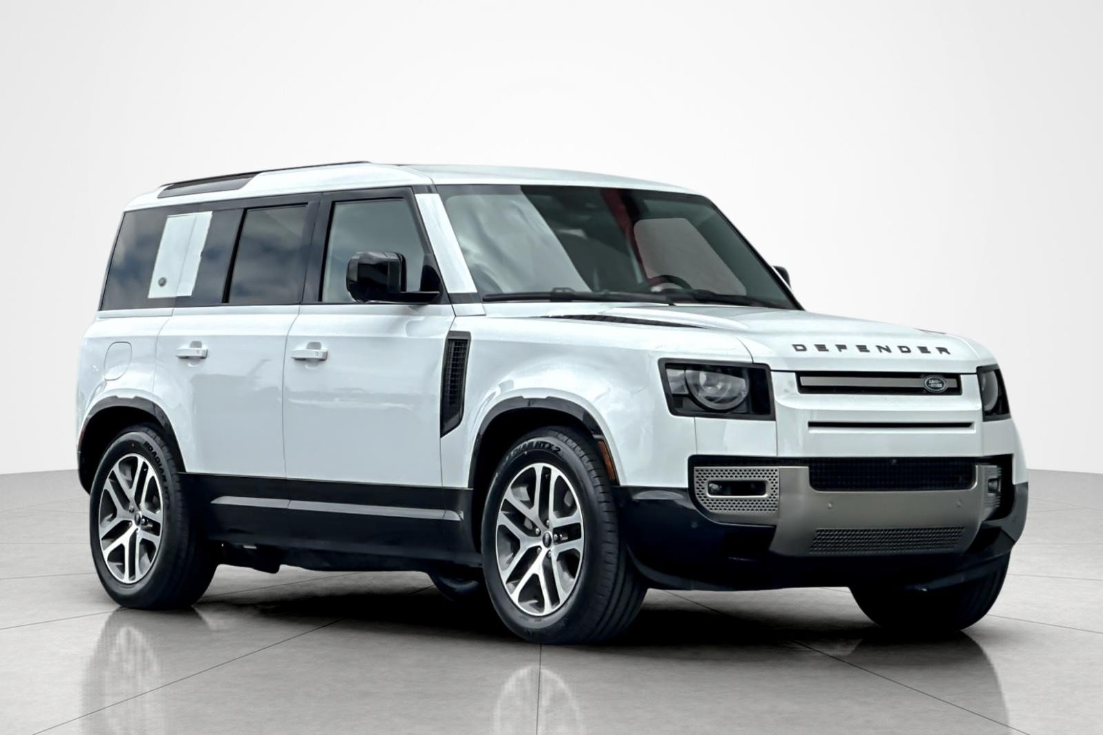 Used 2024 Fuji White Land Rover X-Dynamic SE image 7