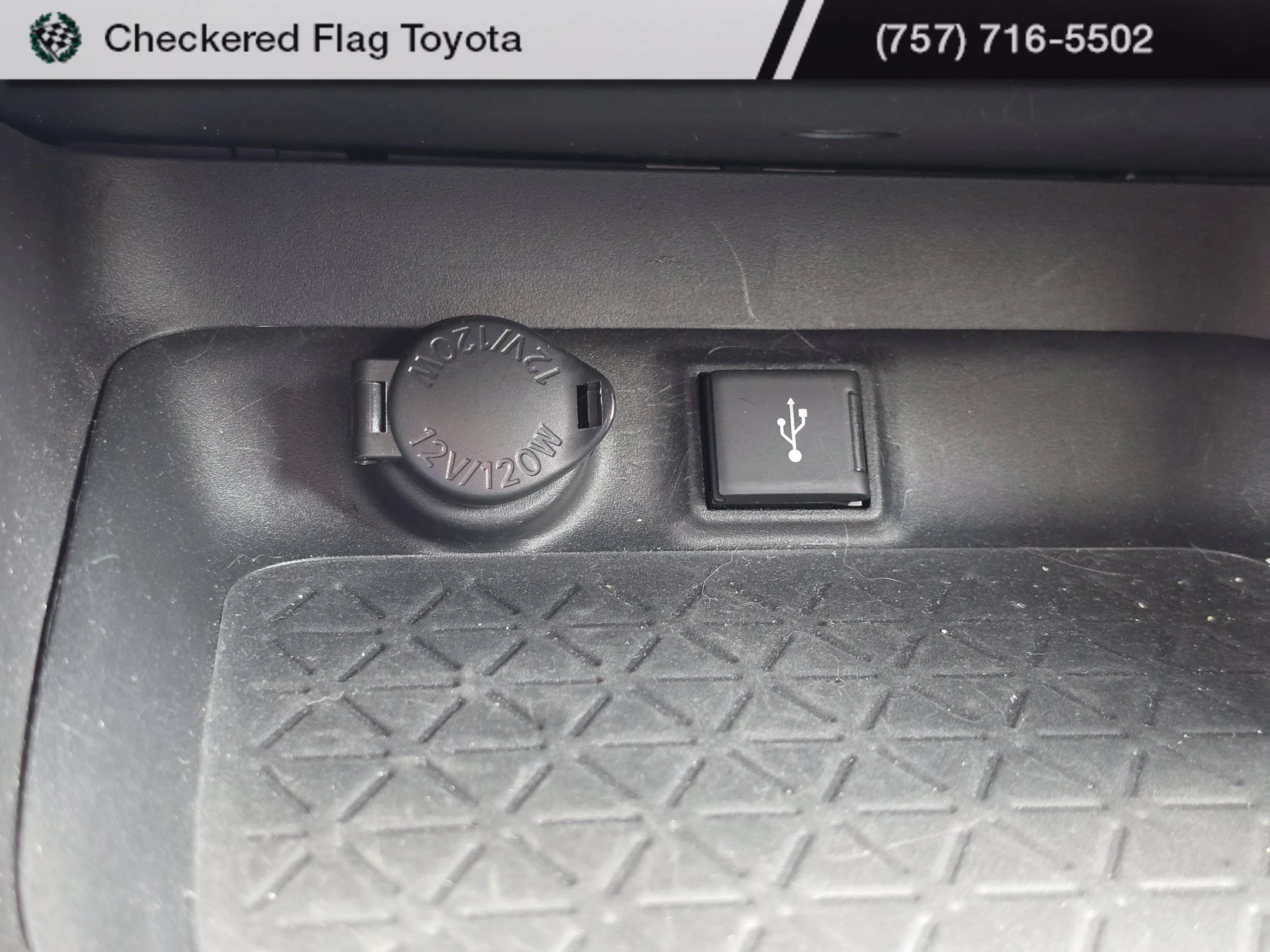 Used 2020 Lunar Rock Toyota XLE Premium image 18