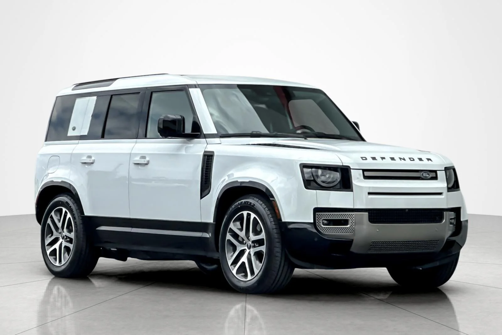 Used 2024 Fuji White Land Rover X-Dynamic SE image 7