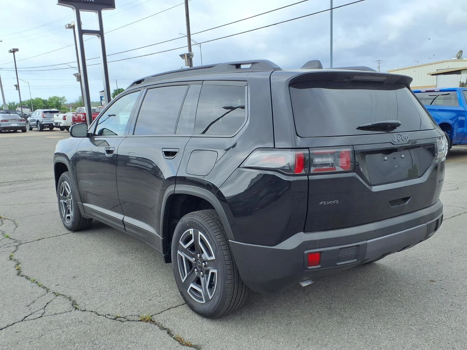New 2026 Diamond Black Crystal Pearl-Coat Exterior Paint Jeep Laredo image 2