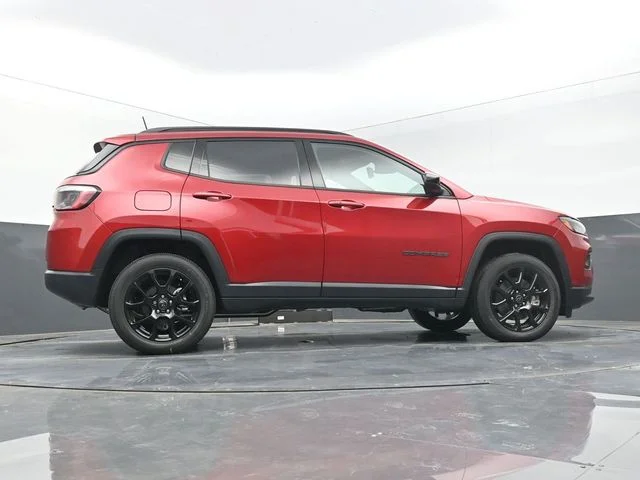 New 2026 Red Hot Pearl-Coat Exterior Paint Jeep Latitude image 46