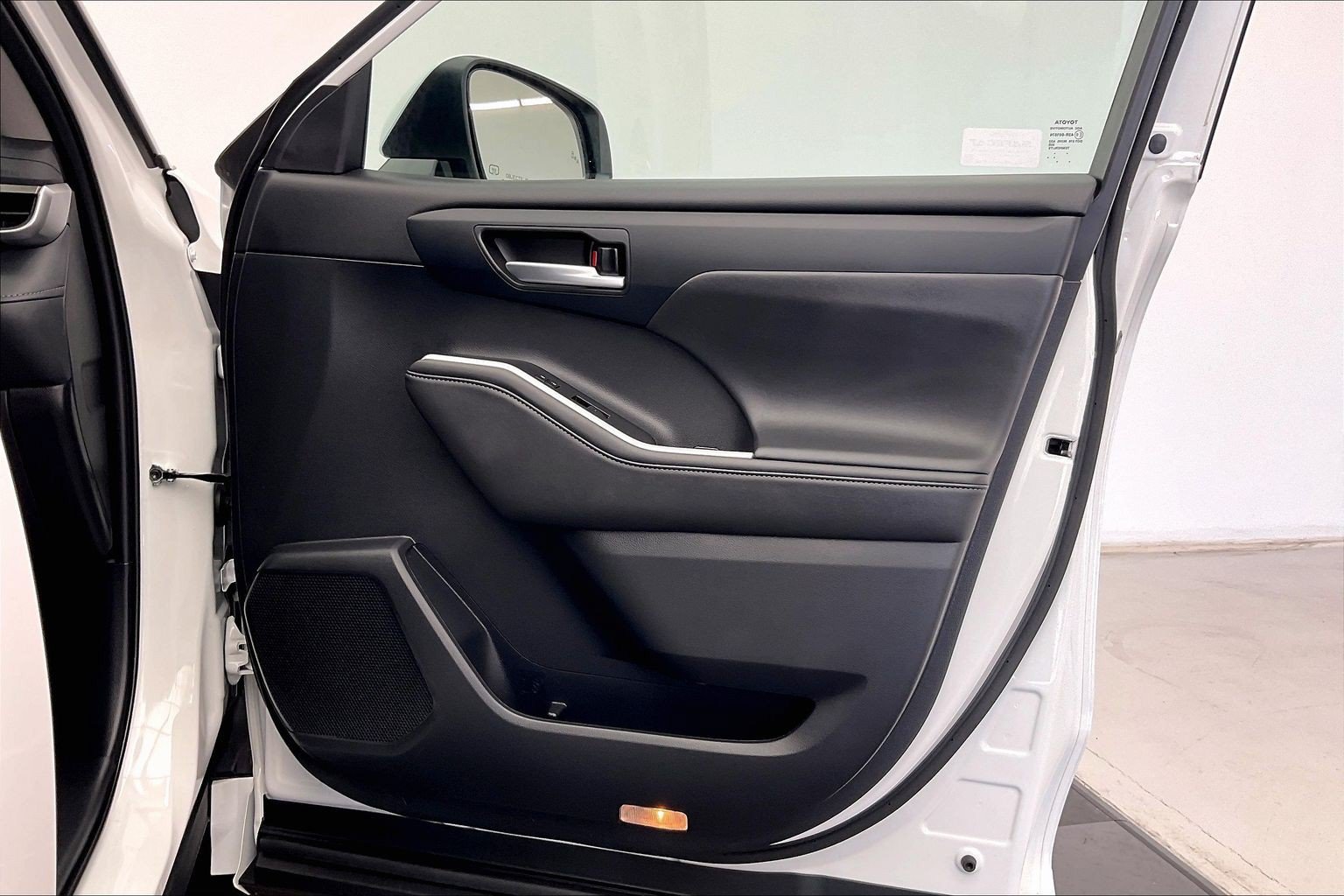 Used 2026 Wind Chill Pearl Toyota XLE image 27