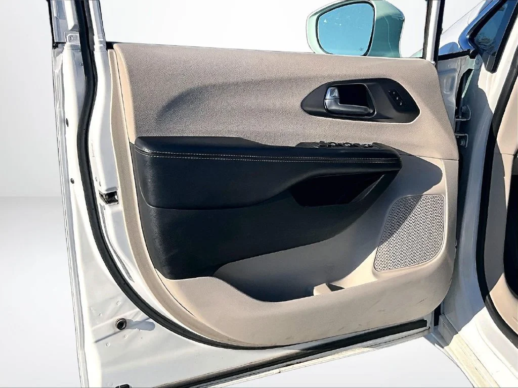 Used 2018 White Chrysler Limited image 21