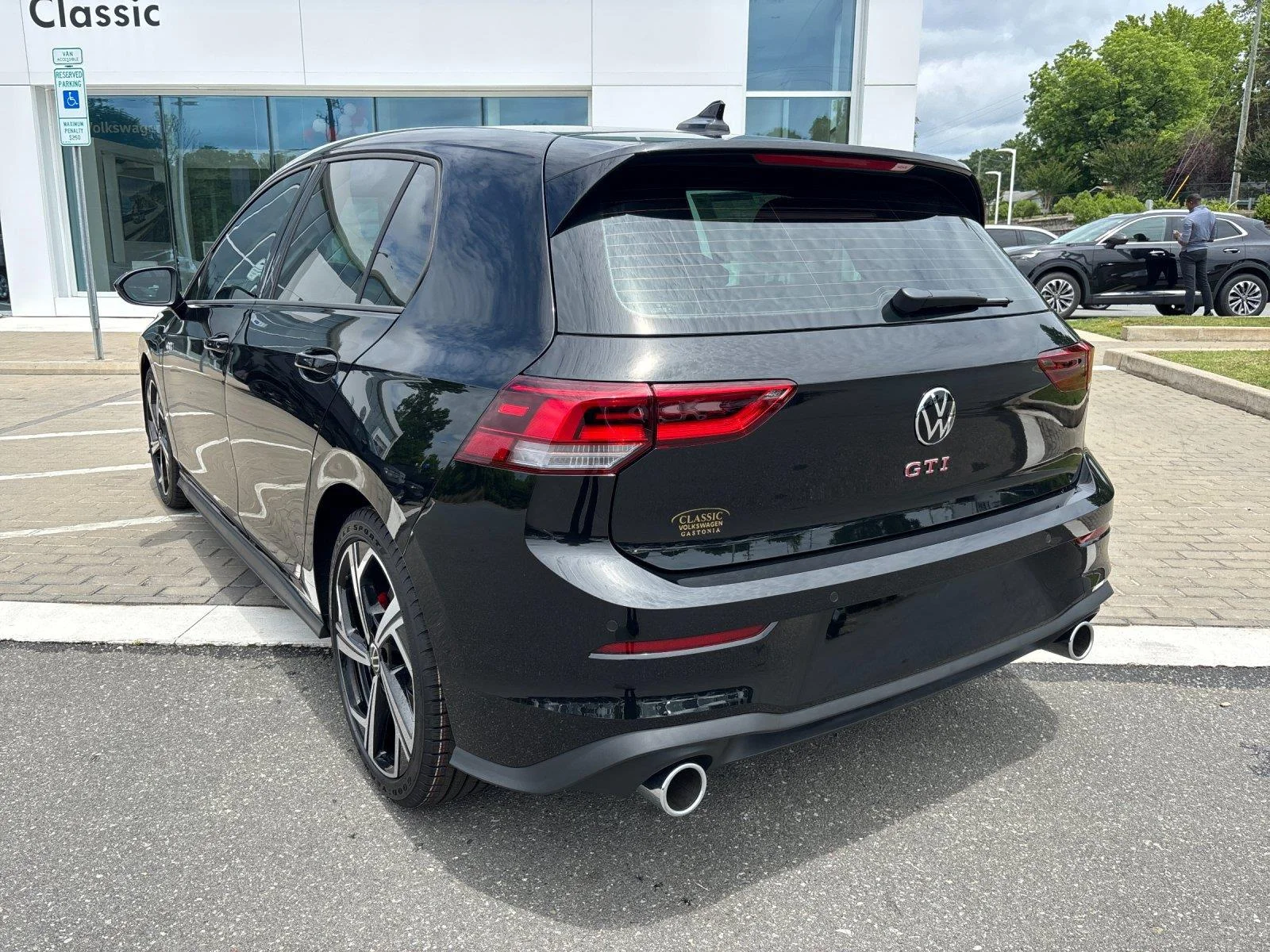 New 2026 mythos black metallic Volkswagen SE image 3