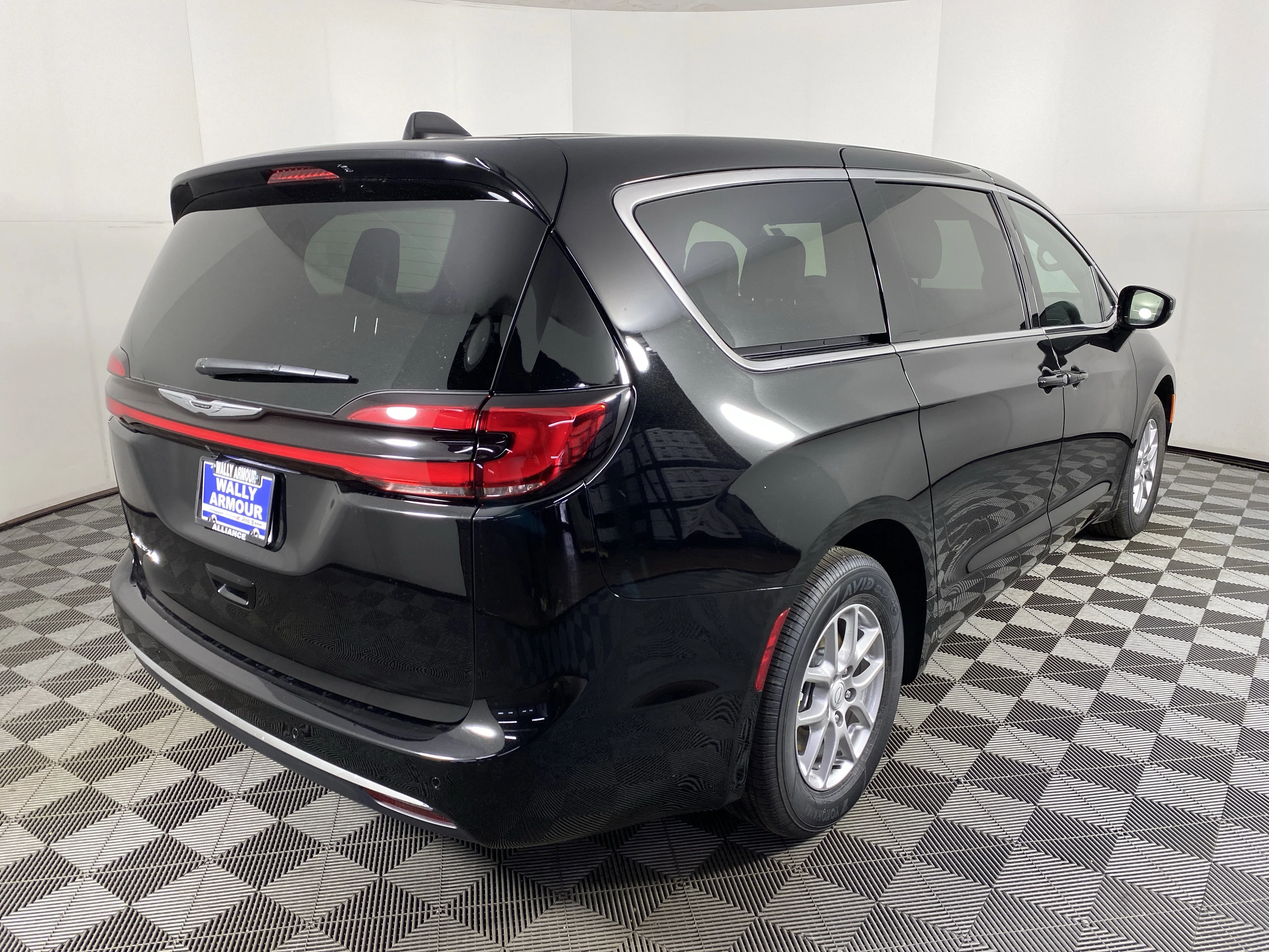 New 2026 Diamond Black Crystal Pearl-Coat Exterior Paint Chrysler Select image 6