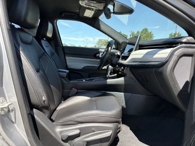 Used 2024 Silver Jeep Limited image 16