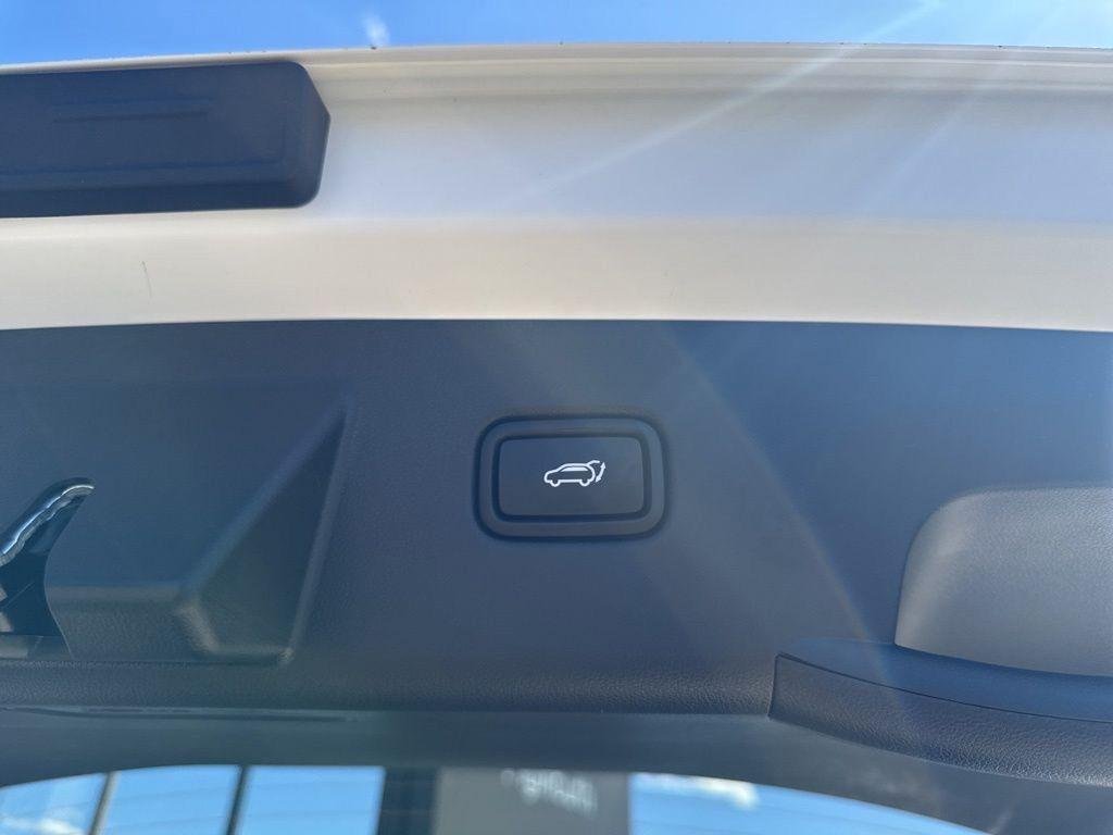 New 2026 White Hyundai SEL FWD image 36