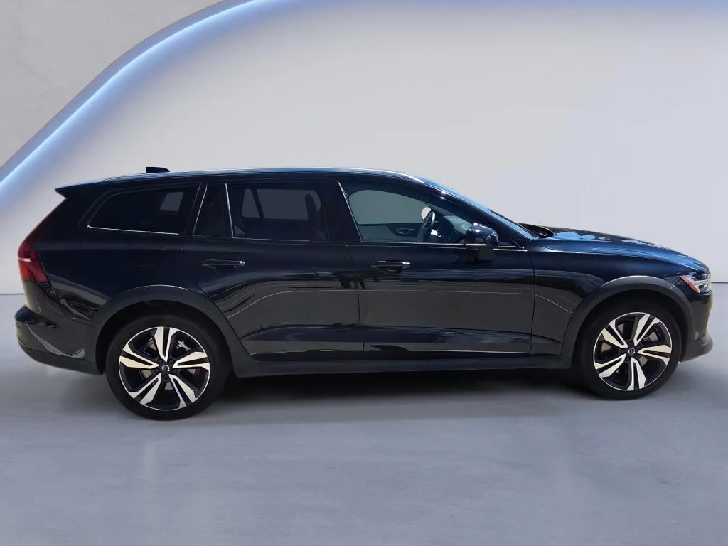 Used 2025 Onyx Black Metallic Volvo Plus image 7