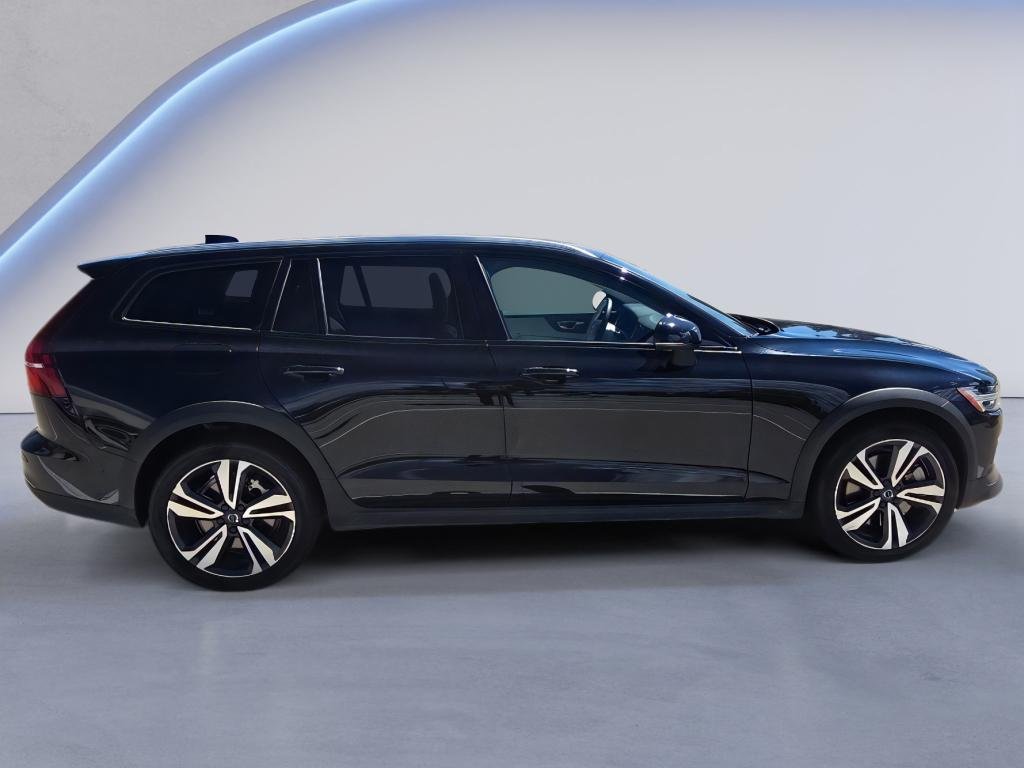 Used 2025 Onyx Black Metallic Volvo Plus image 6