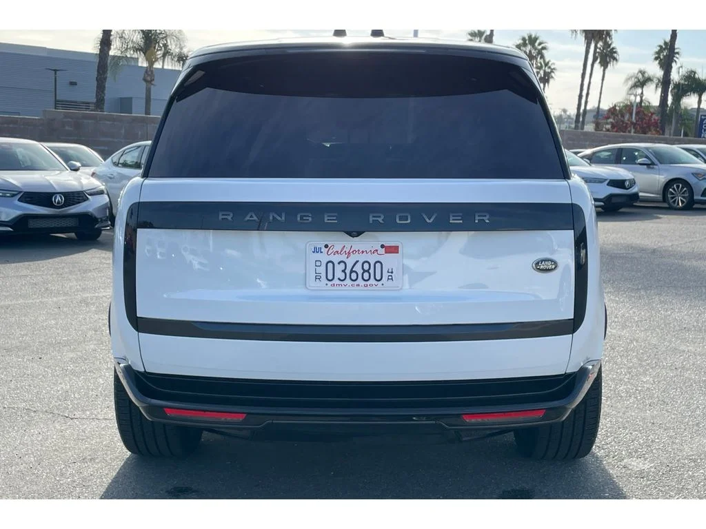 Used 2023 Fuji White Land Rover SE image 4