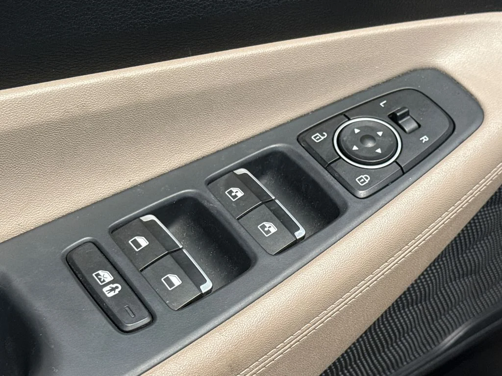Used 2023 Black Hyundai SEL image 18