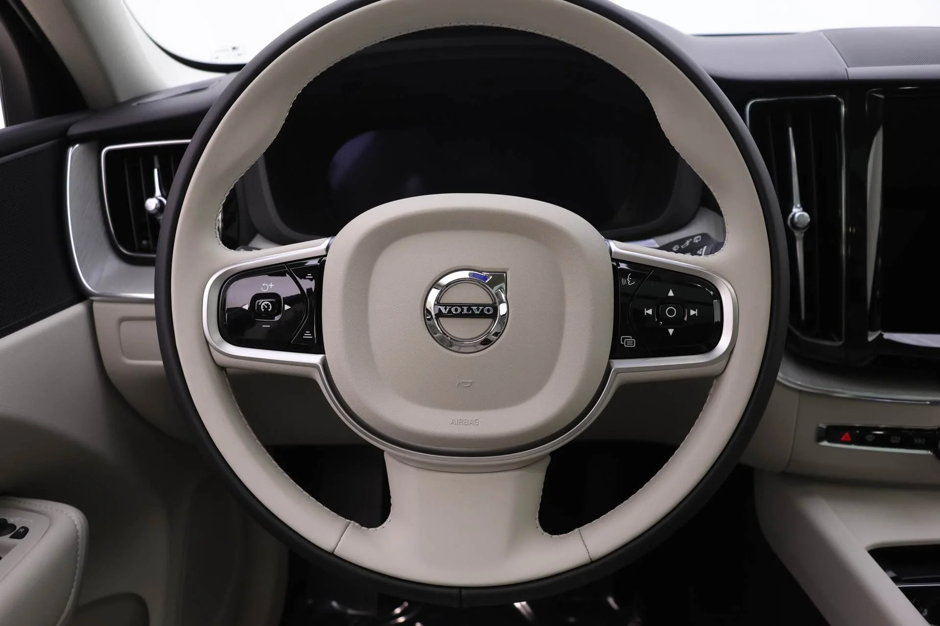 2025 Volvo XC60 Plus - Photo 14