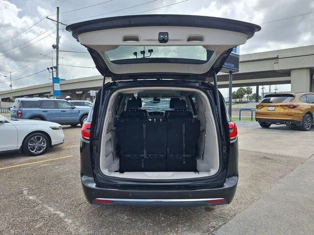 Used 2023 Brilliant Black Crystal Pearlcoat Chrysler Touring L image 28