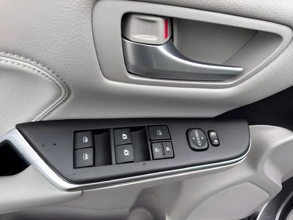 Used 2017 Gray Toyota XLE image 25