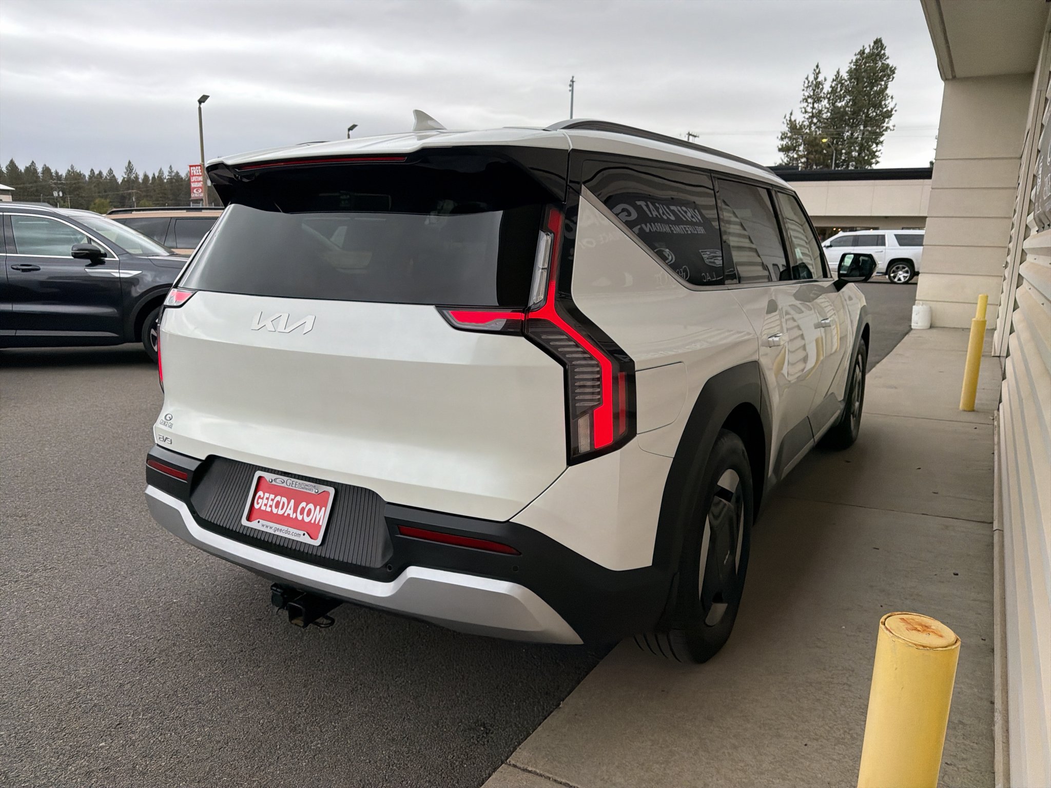 Certified Used 2024 Snow White Pearl Kia Wind image 5