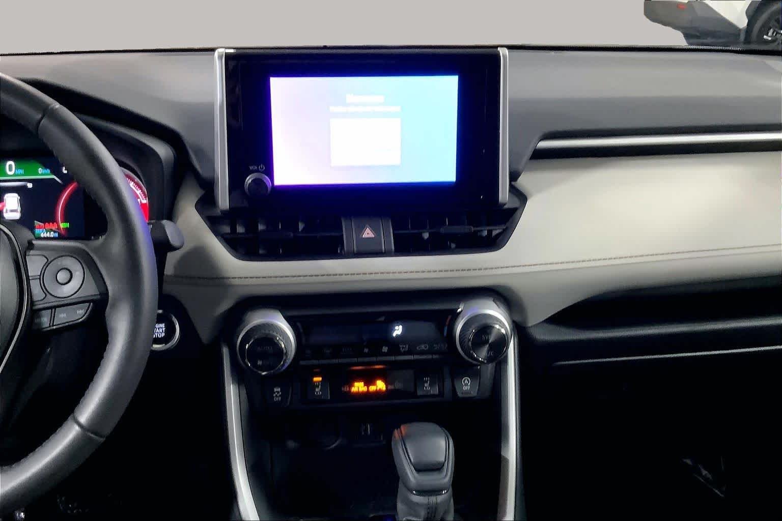2025 Toyota RAV4 XLE - Photo 13