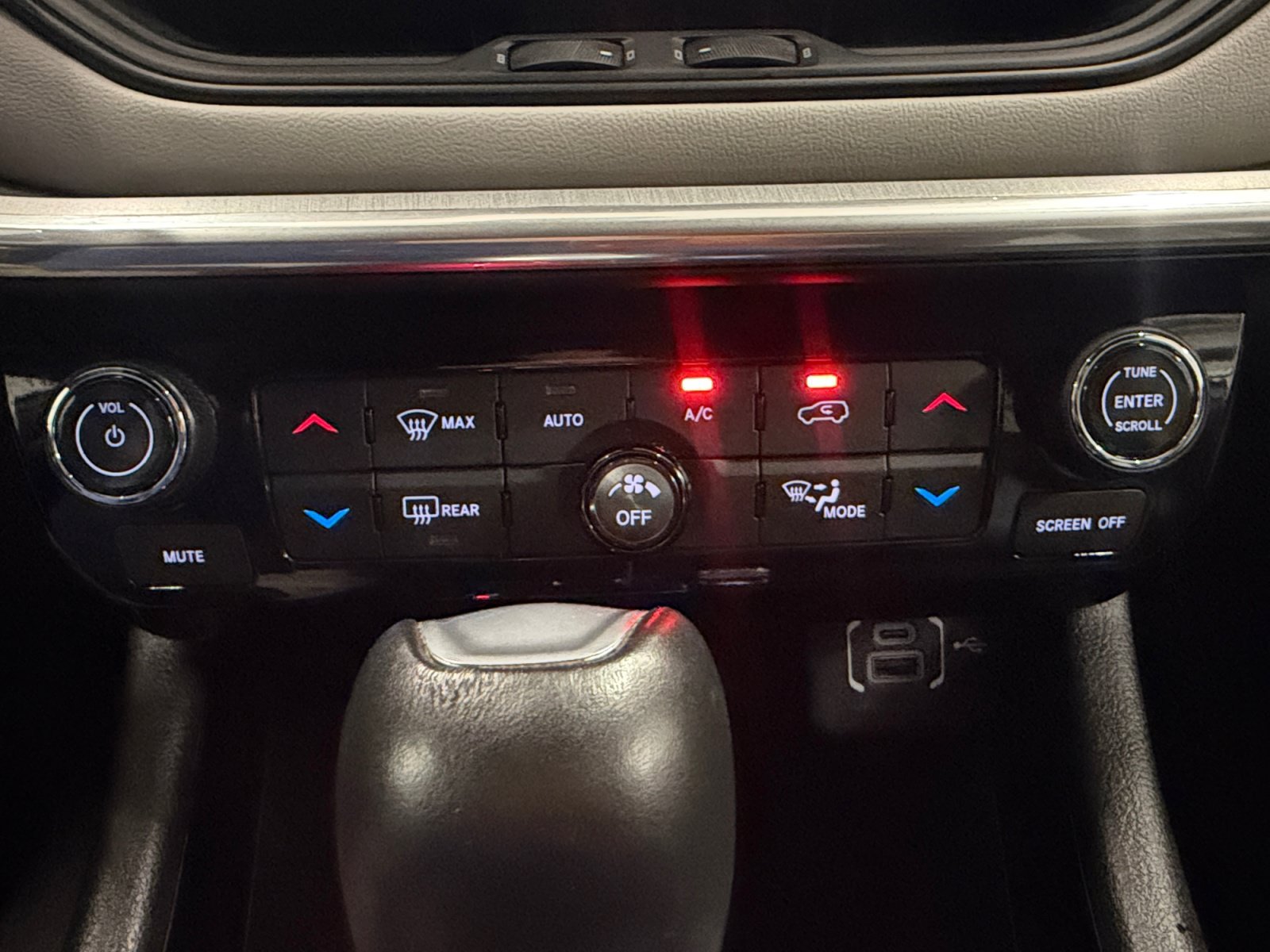 Used 2024 Bright White Clearcoat Jeep Limited image 18