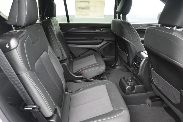 New 2026 Bright White Clear-Coat Exterior Paint Jeep Laredo image 23