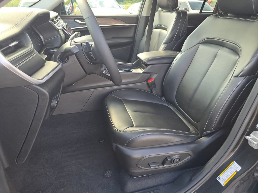 Used 2024 Rocky Mountain Pearlcoat Jeep Limited image 6