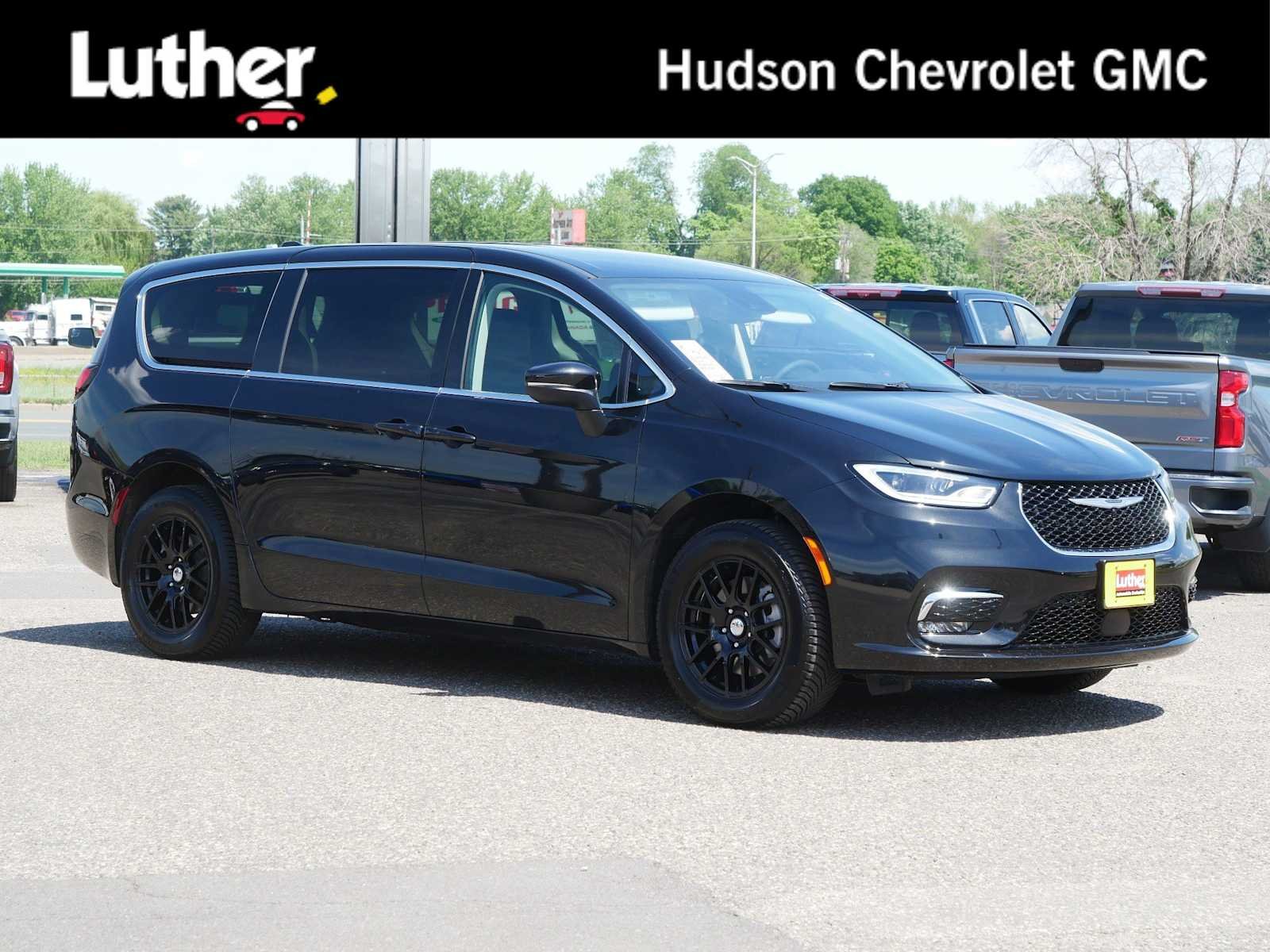 2023 Chrysler Pacifica Touring L AWD's photo