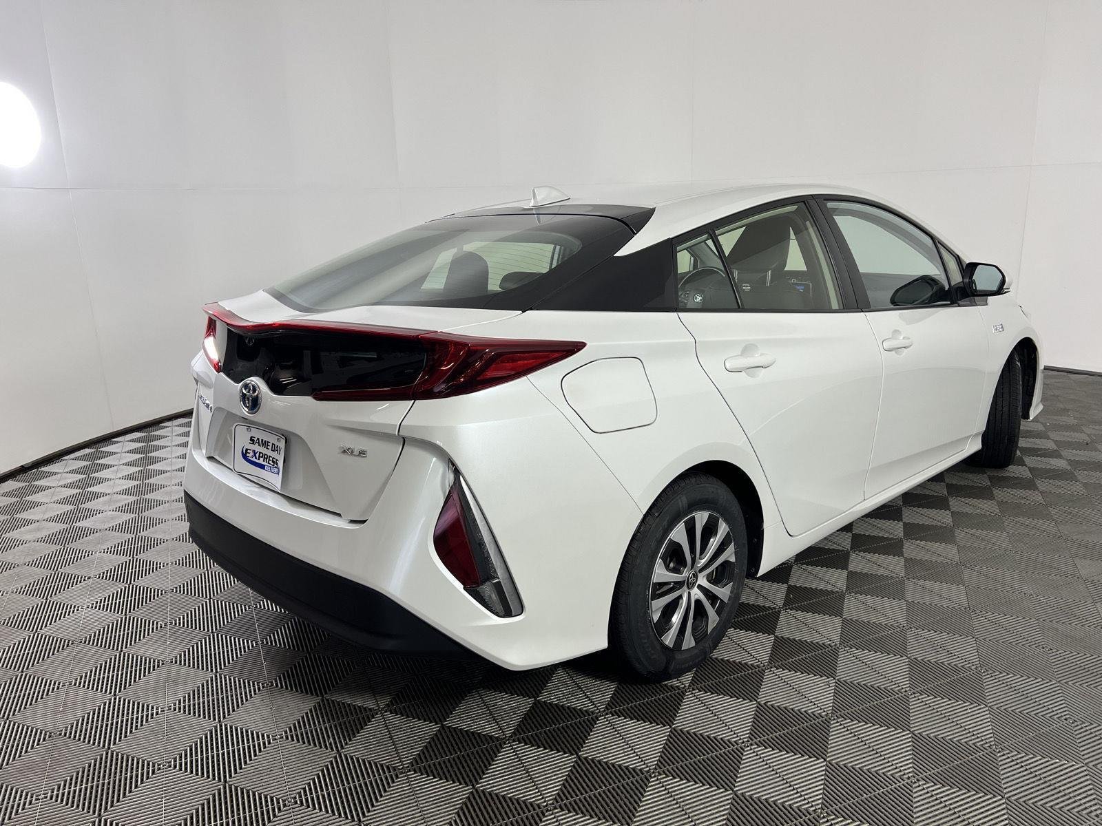 Used 2022 Wind Chill Pearl Toyota XLE image 3