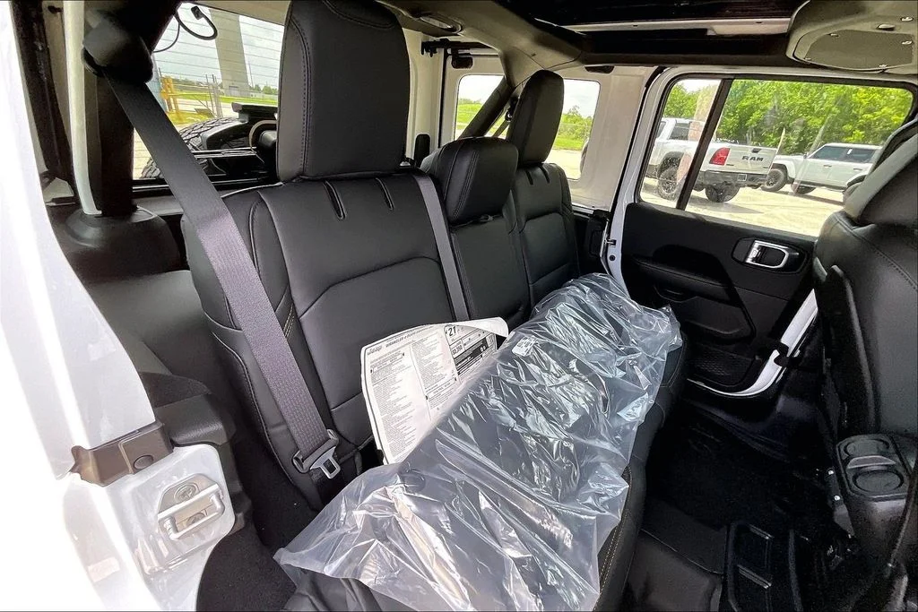 New 2026 Bright White Clear-Coat Exterior Paint Jeep Sahara image 21
